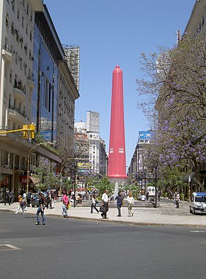 קונדום באורך של 67 מטרים על אובליסק בבירת ארגנטינה, בואנוס איירס, לשם העלאת המודעות לאיידס ביום המודעות הבינלאומית לאיידס.